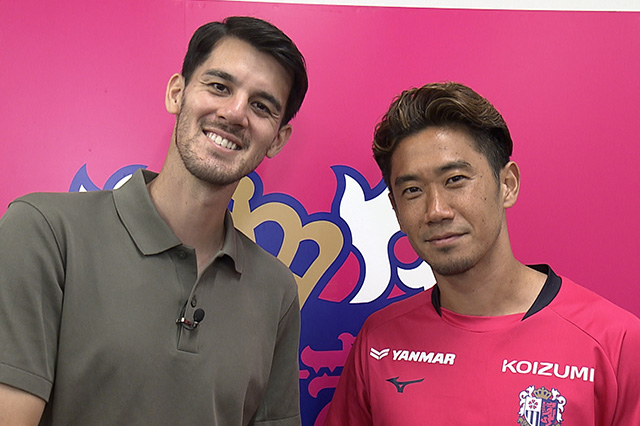 インタビュー写真②:長谷川アーリアジャス―ルさんと香川真司選手(セレッソ大阪)
