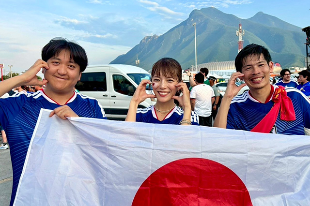 熱戦が続くワールドカップを、サッカー大好きお笑いコンビ「カカロニ」と三谷アナウンサーが現地取材!