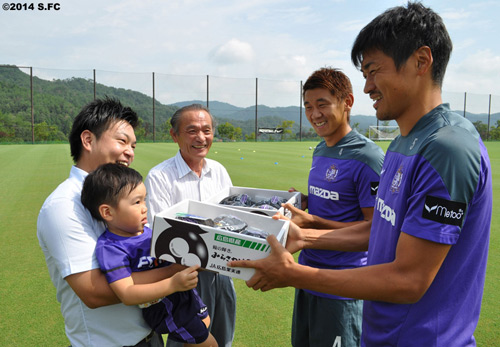 [ 広島:８月２３日（土）サンフレッチェ広島ｖｓ．セレッソ大阪にて、「みらさかピオーネ」販売のお知らせ ] | J's GOAL | フォトニュース