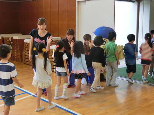 [ 横浜FM：「交通安全ひとこえ運動」を新田小学校で実施 ] | J's GOAL | フォトニュース