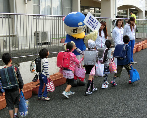 [ [ 横浜FM：「交通安全ひとこえ運動」を小机小学校で実施 ] ] | J's GOAL | フォトニュース