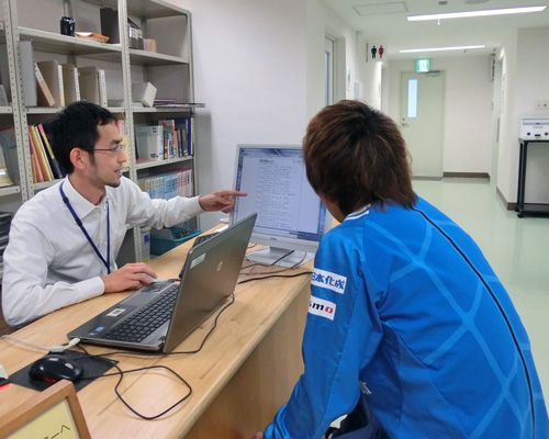 [ 横浜FM：天野純選手 港北図書館職業体験を実施 ] | J's GOAL | フォトニュース