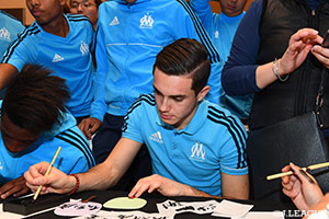 地元の長野西高校の生徒たちに指導され、自らの名前を漢字に!その様子は試合同様に真剣でした