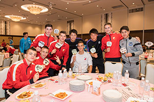 いろんな国の選手がテーブルを囲み、親交を深めました