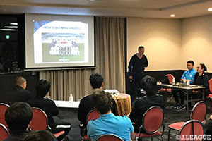 各チームの代表者が、各国の育成事情や、それぞれのクラブの特徴、取り組みなどについて語り、参加者はメモを取りながら、熱心に耳を傾けていました。