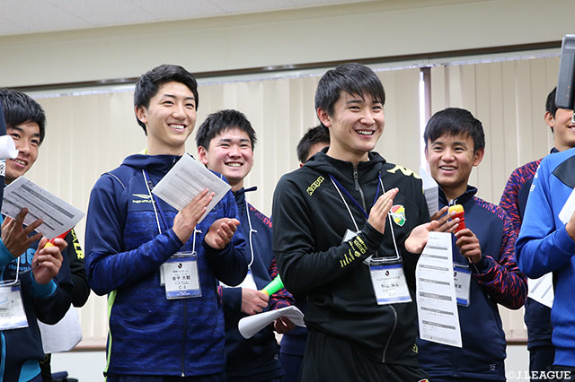 熱心にPRコミュニケーションの講義を受ける中、早口言葉や笑顔の練習では和やかになる一コマも