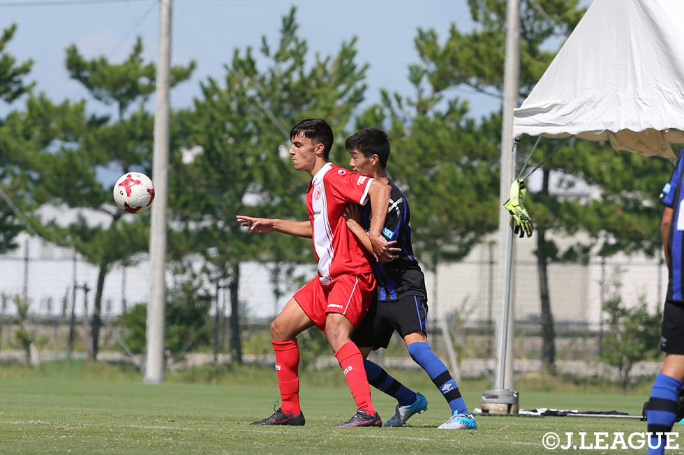 日本では感じられないスピード感やタフネス、あるいはリーチの違い、そして外国人レフェリーへの対応などは、長く掲げられていた日本サッカーの課題だった。