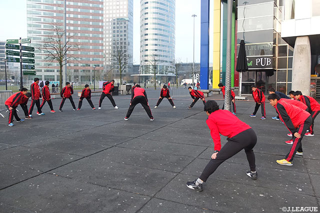 アムステルダム・アレナの周辺を散歩し、軽いストレッチを行いました