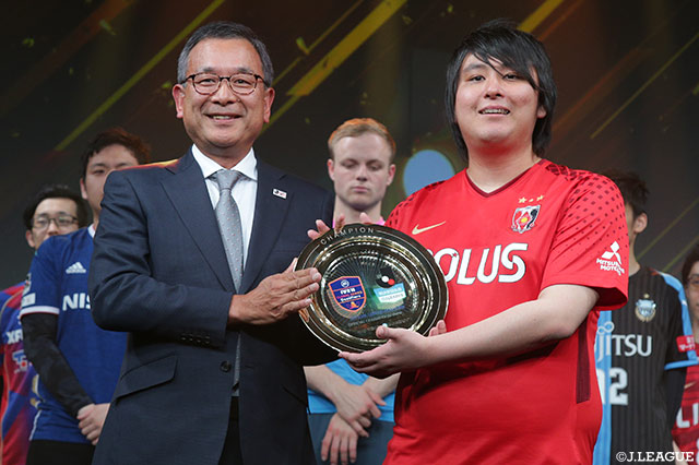 『eスポーツを通じて、実際のサッカーやスポーツに関心を持つ方々が増えるだけでなく、eスポーツを通じてサッカーの楽しみに多くの方々に触れていただきたいという想いがあります。それだけで、eスポーツに参入した価値があると考えています』と、村井チェアマン(左)はコメントしています