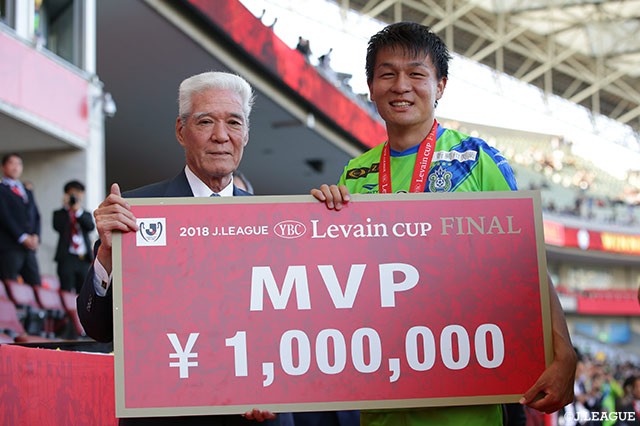 決勝ゴールを決めた杉岡 大暉(湘南)。見事MVPに輝いた