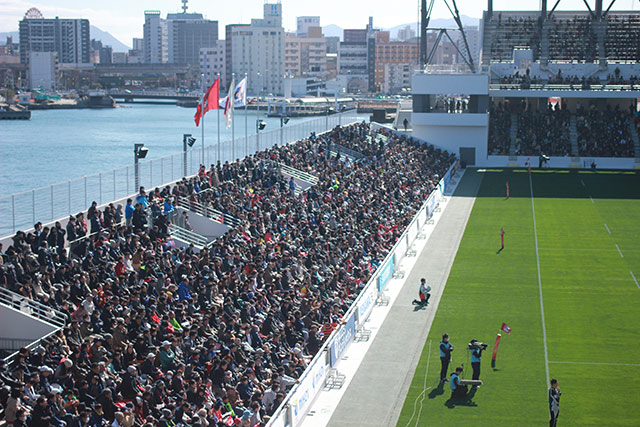 アウェー側ゴール裏からのオーシャンビュー。筆者撮影