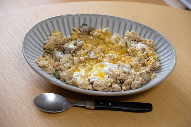 今日の『松本食堂』のメニューは「鶏ひき肉の親子煮」