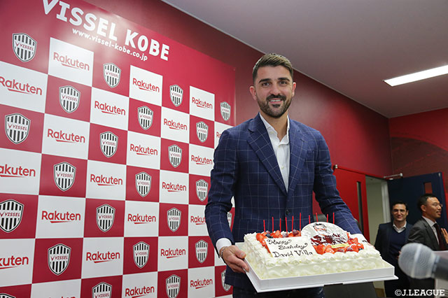 会見では12月3日の誕生日をお祝いする一幕も