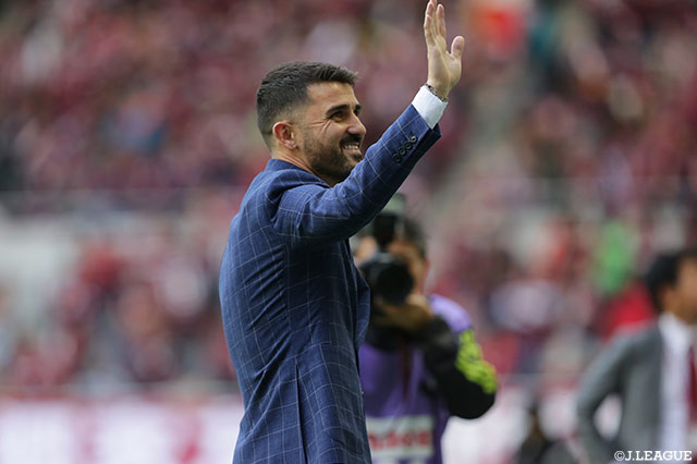 スタジアムに訪れ、サポーターの声援に応えるビジャ