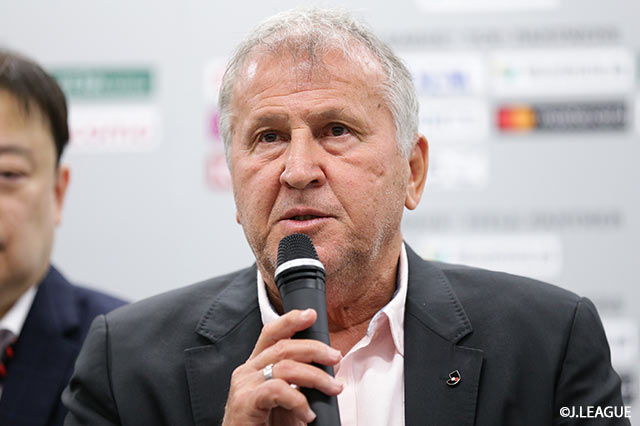 ジーコ氏は就任にあたり「Jリーグは私にとって大事なリーグであり、一生懸命取り組んでいきたいと思います」とあいさつした