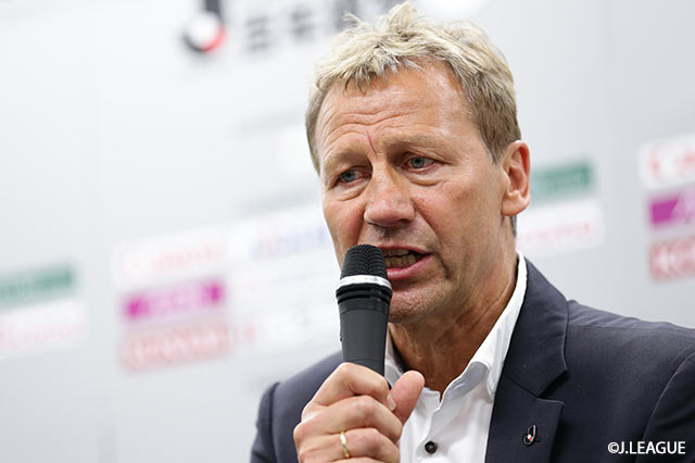 若手選手の海外移籍について、ブッフバルト氏は「最近は日本の若い選手がヨーロッパに来るとき、いきなりビッグクラブに行っているが、それはいかがなものかと思う。彼らは経験を積む必要がある。何のために来るのかを考えないといけない」と指摘した