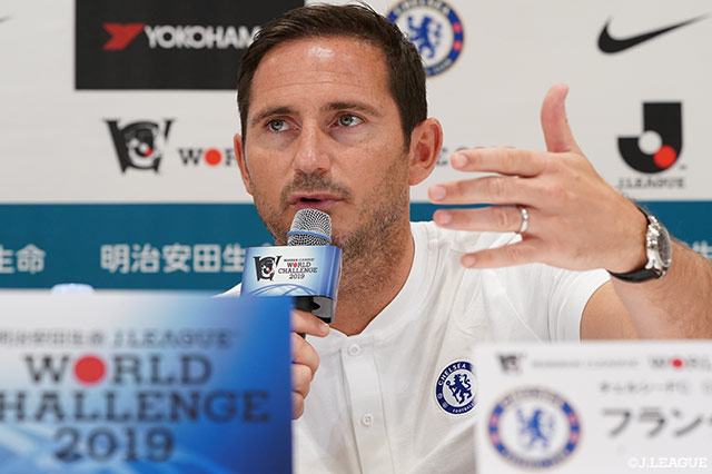 ランパード監督は昨季のチェルシーの戦いを評価したうえで、「私は後ろを振り返らないでやっていきたい。たくさんの強みはあるが、自分のやり方がある」と、自らのカラーを植え付けていく覚悟を示した