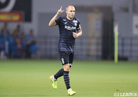 イニエスタが魅せたワールドクラスのワンタッチパス。その距離はなんと……。【Jリーグ】