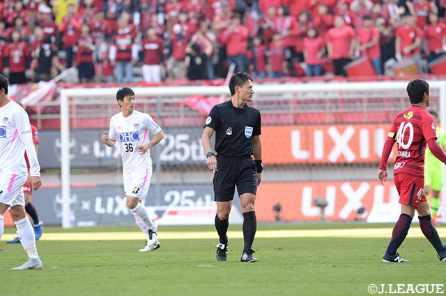 元鹿島の小笠原満男選手(写真右)の予想外のプレーには、佐藤主審も何度も焦らされたという