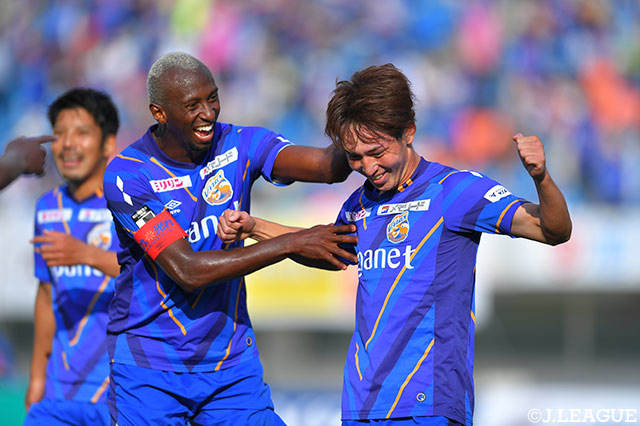 3位の長崎は東京Vの本拠地に乗り込む。驚異的なペースで得点を量産する植中 朝日(右)に今節もゴールは生まれるか