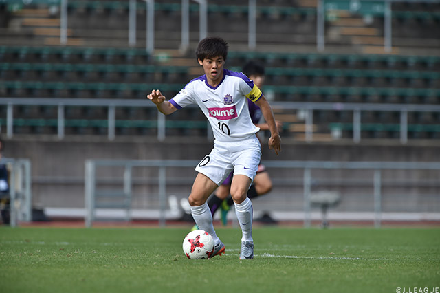 ユース時代は背番号10を背負い、プレミアリーグWESTの得点王にも輝きました。