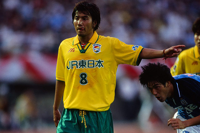 1998年、野々村は全6試合に出場した(右は磐田の名波浩)