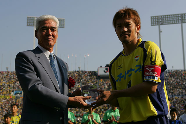 2005年はニューヒーロー賞を授賞。決勝前に受賞選手として紹介された。左はヤマザキナビスコ株式会社(現ヤマザキビスケット株式会社)飯島茂彰代表取締役社長。