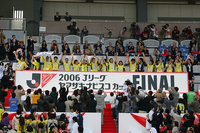 2006年、2年連続でリーグカップ戦を制覇。2年目となるとセレモニーもおてのもの?
