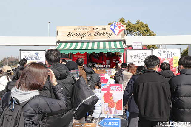 スタジアムでしか味わえない「出来立てのグルメ」をお楽しみください(※2022年2月12日撮影)