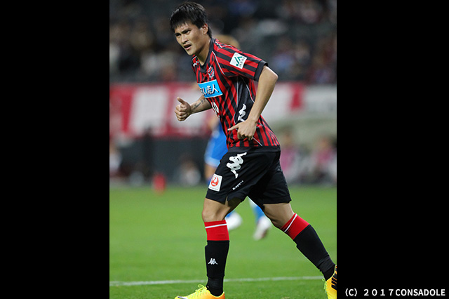 ベトナム代表で85試合出場、51得点の実績を誇り、「ベトナムの英雄」とうたわれたレコンビン