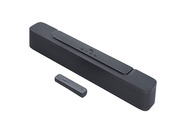 横幅約62㎝のコンパクトな筐体に大型のレーストラック型ウーファーとバスレフポートを搭載。サブウーファーが無くても豊かな低音再生を実現、スリル溢れるサスペンスドラマには緊迫の臨場感が増し、最新の音楽にはビートの効いたリズムをもたらします。