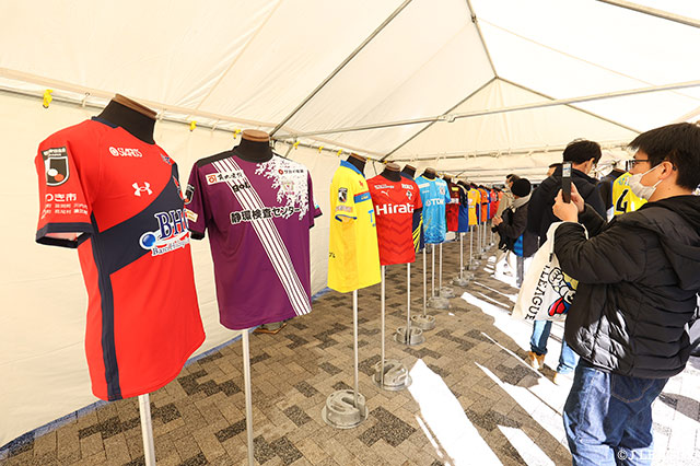 全てのユニフォームを揃ってチェックすることができる機会はFUJIFILM SUPER CUP 2024だけ!(※2023年2月11日撮影)