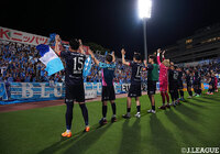 劇的逆転勝利で勝点を53に伸ばした横浜FCが、清水、長崎をかわして順位表のトップに立っている