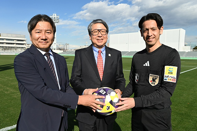 写真左:Jリーグチェアマン 野々村芳和、中央:独立行政法人日本スポーツ振興センター(JSC) 理事長 芦立訓、右:プロフェッショナルレフェリー 御厨貴文氏