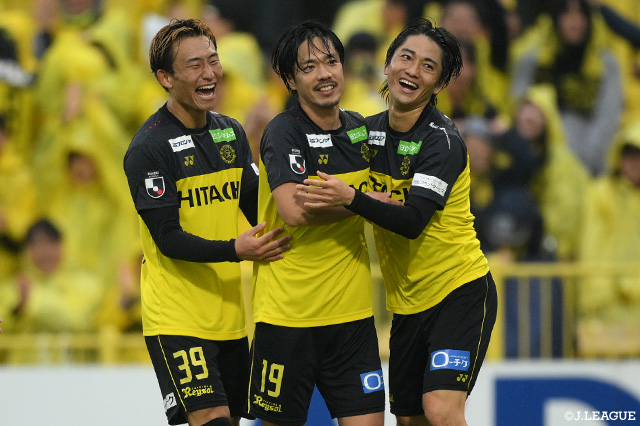 未勝利に終わった鹿島を3連勝の柏が猛追。新潟と湘南は無念の降格が決定【マンスリーレポート(10月):明治安田J1】