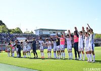 いわきの本拠地に乗り込んだ甲府は、1-0で勝利。首位攻防戦を制し、順位表のトップを守った