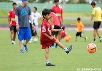 試合前のイベントでボールを蹴る琉球ファン・サポーターの少年【明治安田Ｊ３ 第27節 琉球vsJ-22】（1/3）