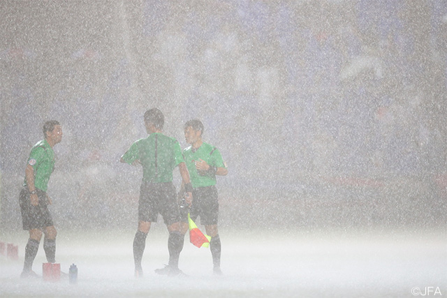 雨が激しくなった後半途中、選手の安全を考慮して試合は中止に【天皇杯 2回戦 横浜FMvs滋賀】（4/4）