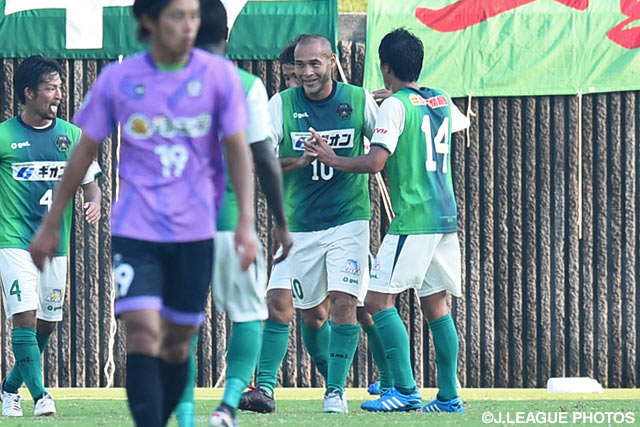 試合を決定づける3点目を決めた高原　直泰（相模原）【明治安田Ｊ３ 第28節 藤枝vs相模原】（3/3）