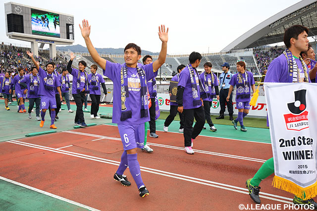 場内を周り、声援に応える青山　敏弘（広島）【明治安田Ｊ１ 2nd 優勝セレモニー】（10/11）