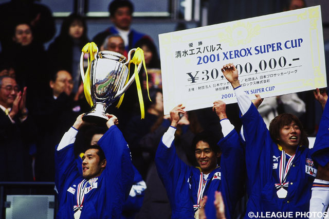 誇らしげにカップを掲げる伊東 輝悦(清水)【2001年 鹿島vs清水】