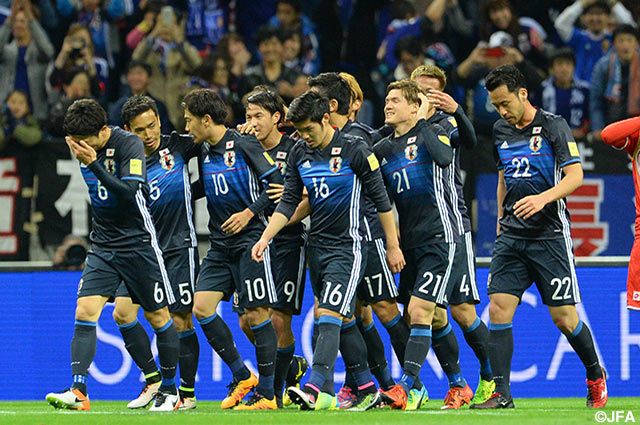 相手のオウンゴールで先制した日本。ゴール後には自然と輪ができる【ロシアＷ杯 アジア2次予選 日本vsシリア】