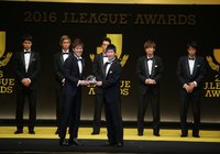 ベストイレブンに選ばれた西川（浦和）にクリスタル・オーナメントを贈呈する男子短距離日本代表の桐生 祥秀さん