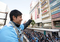 声援に笑顔で手を振る鬼木 達監督【明治安田Ｊ１ 優勝パレード 川崎Ｆ】