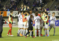 後半の3発で試合をひっくり返し、歓喜するＧ大阪の選手たち。GS突破へ大きく前進した【ルヴァンカップ GS 第5節 広島vsＧ大阪】