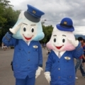 [ J1：第21節 甲府 vs Ｇ大阪 ]　山梨県警のマスコットの「ふじくん」（左）と「ふじさん」（右...