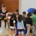 [ 横浜FM：「交通安全ひとこえ運動」を新田小学校で実施 ]　朝会終了後。
ハイタッチで皆さんをお見送...
