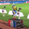[ ヤマザキナビスコカップ：準々決勝 横浜FM vs 柏 ]　試合前、ゴール裏のサポーターに向けて、チ...