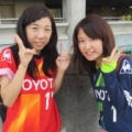 [ J1：第23節 横浜FM vs 名古屋 ]　名古屋サポーターのあかねさん、あやのさん（左から）。「...