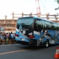 [ J1：第23節 川崎Ｆ vs 徳島 ]　解体アトラクションで解体されるバスの脇を通り抜ける川崎Fの...